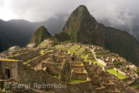 Vista global del interior del complejo arqueológico de Machu Picchu. 