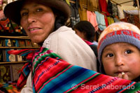 Una madre y su hijo vestidos con un traje tradicional en Pisac el domingo, día de mercado. Pisac. Valle Sagrado.