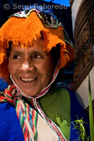 Una mujer vestida con un traje tradicional en Pisac el domingo, día de mercado. Pisac. Valle Sagrado.