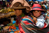 Una madre y su hijo vestidos con un traje tradicional en Pisac el domingo, día de mercado. Pisac. Valle Sagrado.