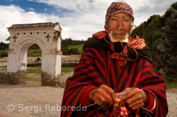 Un artesano teje un gorro en las calles de Chinchero en el Valle Sagrado cerca de Cuzco. 