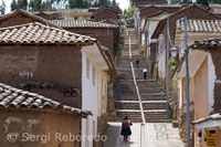 Calles empinadas en el pequeño pueblo de Chinchero en el Valle Sagrado cerca de Cuzco.