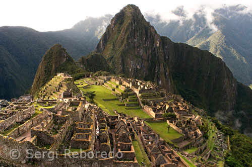 Esta famosa ciudadela visual y combina la fuerza espiritual de magnífico paisaje natural con un santuario histórico, y recientemente fue reconocido como uno de los "7 nuevas Maravillas del Mundo". Las ruinas están situadas en la ladera este de Machu Picchu en dos áreas separadas - agrícolas y urbanas. Esta última incluye el sector civil (viviendas y canalisations) y el sector sagrado (templos, mausoleos, plazas y casas reales). La historia de Machu Picchu, sólo dice que el Inca y sus nobles, sacerdotes, sacerdotisas y mujeres elegidos (Acllas) tuvieron libre acceso a las instalaciones del santuario de Machu Picchu.