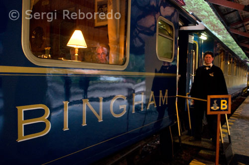 Los pasajeros a bordo en el Cuzco en torno a las 9:00 am y luego se sirve el brunch que admirar el espectacular Valle Sagrado del río Urubamba en el valle ha sido rebautizada como prosaica. Ahora hay trenes que circulan periódicamente esta ruta que se puede tener sólo unos pocos dólares, y que tendrá, ciertamente, la experiencia de una rebanada de la vida peruana que Hiram Bingham tren (no hay pollos en el Orient Express flota). Sin embargo, el Hiram Bingham viaja lentamente a través de las ventanas bien limpia y sin duda a ver mucho más del paisaje que gracias a estas innovaciones, y la falta de pasajeros de pie. El tour llega a Aqua Calientes hacia el mediodía. El tren no puede llegar al sitio real de Machu Picchu, que es alto sobre el fondo del valle, y se requiere una transferencia de mi mini-bus. Con pre-reservar sus pasajes saltar las giras y un tour guiado del sitio web está incluido en el precio. El sitio merece la pena un día entero al menos. Usted podría pasar una semana en el Cuzco y no quedarse sin cosas que hacer. Machu Picchu es una impresionante colección de bien conservadas ruinas incas, sino que además se encuentra ubicado en uno de los lugares más atractivos en el mundo. Y a una altitud de 2300 metros así que usted puede ver el tiempo en pasar por debajo. Añadir unos coloridos y lamas de los locales de oportunidades fotográficas.