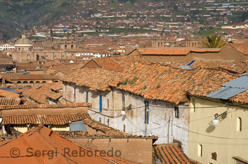 Ocupa el mismo lugar que la plaza Huacaypata (lengua quechua, gemido lamento), que fue trazada por Manco Cápac, cuando la fundación de la ciudad del Cusco durante el siglo XII. En torno a él los reyes Inca Pachacútec, Sinchi Roca, Viracocha, Túpac Yupanqui y Huayna Cápac construyeron sus palacios reales, y el Acllahuasi (Templo de las Vírgenes). Fue el lugar en el que el Inti Raymi se llevó a cabo en el tiempo de los Incas y los militares después de las celebraciones de la victoria en las batallas. Desde la llegada de los españoles, se han reducido las dimensiones de las áreas ya construidas en torno a que aún subsisten, como la Catedral, Iglesia de la Compañía (Iglesia de la Compañía), los portales, soportales y grandes casas. Templo católico, construido el Inca Viracocha, donde tenía su palacio real, construido en 1560 por el arquitecto español Juan Veramendi y luego por el maestro Juan Correa. Es una joya de la arquitectura colonial, de estilo barroco, con 10 capillas, donde "El Señor de los Temblores" (El Señor de los Temblores) se venera, patrón de la ciudad del Cusco. El altar mayor se recupera con hojas de plata pura, es el coro tallada y delante del altar hay un asiento doble en la matriz que es una obra maestra en madera. Púlpito plateresco, colección de pintura con más de 400 lienzos. La custodia es una impresionante obra maestra de orfebrería, de oro macizo de 27,7 Kg. de que las medidas de 120 cm. altura, con incursiones de 331 perlas, 263 diamantes, 221 esmeraldas, 89 amatistas, 43 topacios, 17 brillantes, 5 zafiros y 1 ágata. La campana de la torre del Evangelio, llamada María Angola fue fundida en bronce y oro, y su número se escucha hasta a 40 Km de distancia. Situado en frente de la Plaza de Armas. Entrada de pago.