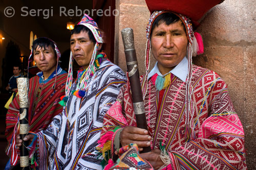 Desde una terraza semicircular y fortificada sección en la parte superior, llamado el Qorihuayrachina, los puntos de vista al sur y al oeste de la quebrada y de valle y terrazas agrícolas reptación hasta las laderas de las montañas son impresionantes. Profundizar más en el núcleo, el delicado corte piedras son algunos de los mejores encontrados en cualquier sitio Inca. El componente más importante del complejo, en una meseta en la parte superior de las ruinas, es el Templo del Sol (Templo del Sol), uno de los Incas "más impresionantes ejemplos de la albañilería. El templo fue un observatorio astronómico. El Intihuatana, la llamada "picota del sol", se asemeja a un reloj de sol pero en realidad era un instrumento que ayudó a los incas para determinar la llegada de importantes estaciones de crecimiento en lugar de decir a la hora del día. Lamentablemente, esta sección está cerrada al público, debido a los vándalos que destruyeron parte de ella hace unos años. Cercanos (sólo pasos hacia el oeste) es otro templo, cree que el Templo de la Luna (Templo de la Luna), y más allá de que es un baño ritual complejo, alimentado por canales de agua. Continuando al norte de esta sección, puede subir una escalera camino cuesta arriba, que se bifurca, o pasar a lo largo de la región oriental (a la derecha) el borde del acantilado. Si hace esto último, usted llega a un túnel que conduce a un mirador en la cumbre de 3.400 m (11.200 pies). Una serie de senderos conduce desde aquí hasta murallas defensivas (K'alla Q'asa), ruinas de un llamado sector Qanchisracay, y la zona donde los taxis esperan a tener los pasajeros de vuelta a Pisac.