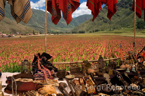 Pisaq CHAFTS ARTE Y MERCADO .- Aquí los comerciantes ofrecen a la venta todo tipo de artesanías, las cuales las más importantes son los textiles y productos cerámicos, tales como copas ceremoniales llamados "Q'eros", platos, ceniceros, collares y las réplicas de pre-hispánica cerámica. También hay ponchos, suéteres y La bolsa de ferias artesanales de la ciudad se celebran todos los jueves y domingos en la plaza principal o Pisaq, así como el mercado indio, que es visitado por habitantes de las diversas comunidades nativas para abastecerse de suministros o de vender sus productos . 0 domingos, también se celebró la tradicional misa en quechua, que es a la que asistieron los líderes de las aldeas o Varayoc de las comunidades circundantes.