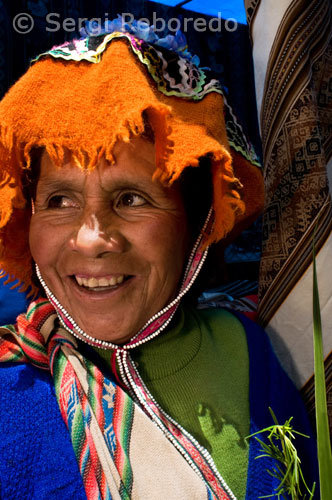 Pisac Cusco es uno de los pocos grandes ruinas incas, que ofrece todos los tipos de la arquitectura agrícola, hidráulica, militar, residencial y religioso. Probablemente empezó como una guarnición militar para proteger contra la incursión de la lucha contra los indios, que ocuparon la esquina oriental del imperio conocido como Antisuyo (actual Paucartambo y la selva del Manu). Hay varias maneras de ver las ruinas de Pisac (7 am a 3 pm, la admisión con Cusco ruinas y vuelta), pero la mejor es tomar un taxi 3a-4to dólares de los EE.UU. hasta los 8 kilómetros de carretera a las ruinas. En vez de ir a la entrada principal, dígale a su taxi a la derecha en la cabeza y la cabeza switchback más lejos hasta la ruinas de Pisac Qanchisracay. Desde aquí un sendero a lo largo de una cresta, a través de un túnel, y hacia abajo en el Intihuatana, o el templo principal Domingo. La caminata es empinado y expuesto a la altura, pero seguro. O llegar a la Intihuatana a través de la principal ruta de la entrada principal. Para permitir que una o dos horas para caminar alrededor de las ruinas (ida y vuelta a la ciudad a través de taxis) y otras dos horas para caminar cuesta abajo todo el camino a la ciudad.