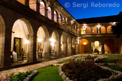 "Uno de los hoteles más bellos del Perú se encuentra en el 1592 restaurado monasterio de San Antonio Abad, un monumento histórico nacional. Planificadores logró mantener la austera belleza del complejo - incluso la presentación de la cuenta original de la capilla y su colección de arte cusqueño - y cuidadas habitaciones simples y elegantes con una mezcla de muebles modernos y coloniales. Por la noche el punto de vista de las estrellas desde el patio principal es realmente tranquilo. Ochenta salas de presión puede ser muy similar a un avión de cabina para duplicar las condiciones de los 1.000 metros (3.300 pies) inferior a Cusco, el único régimen de hotel en el mundo, y una opción para los que usted puede pagar una prima de 25 por ciento ". El Hotel Monasterio del Cusco cuenta con 95 habitaciones estándar, 16 junior suites y 1 suite presidencial, todas están decoradas combinando estilo colonial y moderno, y están equipadas con teléfono de extensión, acceso de marcación directa para llamadas nacionales e internacionales, calefacción central, minibar, secador de pelo , personal de caja fuerte electrónica, TV por cable, detectores de humo y magnífico mobiliario para cumplir con todas sus expectativas de confort, relajación y belleza: El servicio de habitaciones está disponible las 24 horas del día.