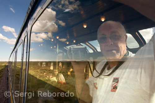 Durante las primeras horas el tren sube continuamente. No se deje engañar por la designación en el sitio web de Orient Express, el tren sólo se detiene una vez en La Raya. El viaje hay descripción resume todas las ruinas incas bonito y aldeas a lo largo del camino. Algunos de ellos puede ver volando, algunos de ellos no. Eso no significa que no hay muchas cosas que ver. Usted recibe una buena mirada a la vida en el Altiplano. Va a pasar a través de verdes valles rodeados de espectaculares paisajes de montaña. Durante el primer par de horas o así, el tren seguirá el río Huatanay. Hay un montón de campos verdes con los agricultores el cuidado de los cultivos (generalmente de maíz). El maíz parece ser el más popular de cultivo, por lo que no es sorprendente encontrar que la cerveza local de origen (la Chicha) es hecho de maíz. Sinceramente nunca he probado, ya que no se ve muy apetitoso. En el tren que sirven Pisco sour, otra especialidad peruana. Se hace de Pisco (ron), jugo de limón, clara de huevo y jarabe. Es muy bueno, pero no tan buena como algunos pretenden.