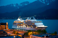 Juneau, Alaska, EE.UU.. Vista del muelle y el centro de Juneau, Alaska. Downtown Juneau sienta cómodamente entre el Monte Juneau, Mount Roberts y Gastineau Channel, y es un laberinto de calles estrechas que se ejecutan más allá de una mezcla de nuevas estructuras, fachadas antiguas y pintorescas casas de arquitectura de principios del siglo 19 sobrante de días de extracción de oro a principios de la ciudad.