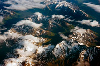 Juneau, Alaska, EUA .. Vista aèria de la Serralada de la Costa i de les glaceres al nord de Juneau, Alaska sud-oriental. Juneau té un nombre sorprenent de muntanyes i serralades totalment accessibles. Aquest lloc es concentrarà en quatre o cinc dels més populars. Tots prenen al voltant de 7-8 hores per pujar i tornar a un ritme moderat. Els interessats en noves pujades ho desitja, pot posar-se en contacte amb el Club Alpí Juneau.