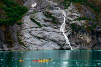 Juneau, Alaska, EE.UU.. Los pasajeros de cruceros Safari Endeavour kayak de mar en Fords Terror, brazo de Endicott, Bosque Nacional de Tongass, Alaska, EE.UU.. Fiordos-Cliff paredes cortadas en la parte continental de montaña son de barril hoy como usted se desliza lentamente en un área ampliamente aclamado como el más hermoso en Alaska. Con Áreas Silvestres más designados que cualquier estado de la nación, la más fina incluyen Endicott Brazo y Terror de Ford, una ría de aguas cristalinas y fiordo.