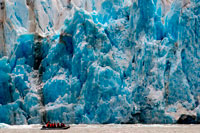 Juneau, Alaska, EUA .. Safari Endeavour passatgers de creuers en un pot inflable davant de vedells Dawes glacera al fiord de braç de Endicott de Tracy Arm en Fords Terror desert, Sud-est, Alaska. Fiords-Cliff parets tallades a la part continental de muntanya són de barril avui com vostè es llisca lentament en una àrea àmpliament aclamat com el més bell a Alaska. Amb Àrees Silvestres més designats que qualsevol estat de la nació, la més fina inclouen Endicott Braç i Terror de Ford, una ria d'aigües cristal·lines i fiord.