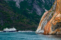 Juneau, Alaska, EE.UU.. Formación de roca en Endicott Brazo en el Día del glaciar de Alaska de la pequeña nave Mist Cove en Alaska. Safari Endeavour cruceros en Fords Terror, brazo de Endicott, Bosque Nacional de Tongass, Alaska, EE.UU.. El Estado número 49, el más grande de los EE.UU., es perfecto para los cruceros, con numerosas oportunidades para apreciar su gran belleza natural.