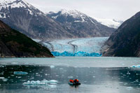 Juneau, Alaska, EE.UU.. Safari Endeavour pasajeros de cruceros en un bote inflable delante de terneros Sawyer Glacier Sur en el fiordo Endicott Brazo de Tracy Arm en Fords Terror desierto, Sureste, Alaska. Fiordos-Cliff paredes cortadas en la parte continental de montaña son de barril hoy como usted se desliza lentamente en un área ampliamente aclamado como el más hermoso en Alaska.