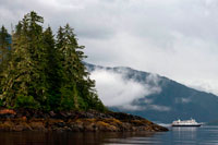 Juneau, Alaska, EE.UU.. Cove Paisaje en la región Thomas Bahía de sudeste de Alaska, Alaska, Estados Unidos de América. Crucero Safari Endeavour. Thomas Bay se encuentra en el sureste de Alaska. Se encuentra al noreste de San Petersburgo, Alaska y los desagües Baird Glaciar en la bahía. Thomas Bay también es conocida como "La bahía de la muerte" debido a un deslizamiento de tierras en 1750. También ha ganado el nombre de "País del Diablo", cuando en 1900 varias personas afirmaron tener criaturas diablo visto en la zona. Thomas Bay es conocida por ser rica en oro y cuarzo. La fauna tiene alces, osos pardos, osos negros, lobos, ardillas, conejos y otras criaturas de Alaska comunes.