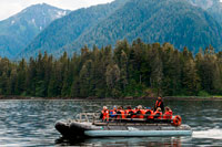 Juneau, Alaska, EE.UU.. Safari Endeavour pasajeros de cruceros en un bote inflable en estrecho helado. Parque Nacional Glacier Bay adn Preserve. Isla Chichagof. Juneau. El sudeste de Alaska. Hoy es el día final de la exploración. Establezca su curso para posiblemente las aguas de ballenas más ricos en el sudeste de Alaska. Mantenga el reloj para el golpe revelador de las ballenas jorobadas que usted friega las aguas ricas en nutrientes en busca de ballenas, delfines, leones marinos, y otros animales salvajes.