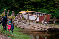 Juneau, Alaska, EE.UU.. Barco viejo en un bosque templado lluvioso en las islas Brothers entre Pasaje Stephens y Frederick Sound. Archipiélago Alexander, el sudeste de Alaska. Los Tres Hermanos es un pequeño arrecife situado frente a la costa norte de la isla de Kodiak, Alaska, a unos 2 km al este de Shakmanof Point y 2,5 km al oeste de Ouzinkie.