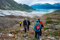 Juneau, Alaska, EUA .. Caminada a Reid glacera - Parc Nacional Glacier Bay, Alaska. EUA .. Els patrons de gel i neu a la glacera de Reid al Parc Nacional Glacier Bay, Alaska. Reid glacera és una glacera de 11 milles de llarg (18 km) a l'estat d'Alaska.
