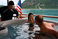 Juneau, Alaska, EUA .. Els passatgers gaudeixen d'jacuzzi en creuer Safari Endeavour anchgored Cove Paisatge Thomas Bay Tongass National Forest Alaska EUA .. Grans arbres, grans ocells, peixos grans, grans óssos, immensos pics embolicats en grans glaceres que es desprenen en badies on les grans balenes del canaló: Aquest és el sud-est d'Alaska, llengua de territori de l'Estat. Separa nord de la Columbia britànica des del Pacífic obert amb una cadena de boiroses muntanyes, fiords de potes i un trencaclosques de més d'un miler d'illes.