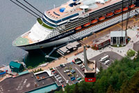 Juneau, Alaska, EE.UU.. El centro de Juneau, ciudad. Alaska. EE.UU.. Celebrity crucero atracado Milenio entre montañas cubiertas de nieve y el Monte Roberts Tranvía en el muelle de Juneau, Alaska, EE.UU.. La terminal de cruceros y el Monte Roberts Tramway, Alaska, dentro del paso, Estados Unidos de América. El Mount Roberts tranvía es un tranvía aéreo situado justo al sur del centro de Juneau, en el estado norteamericano de Alaska.