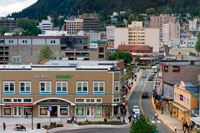 Juneau, Alaska, EUA .. El centre de Juneau, des de la Muntanya Roberts Tramvia. Alaska. EUA .. Diferents botigues i magatzems en Juneau. South Street Franklin. La ciutat i el municipi de Juneau és la capital d'Alaska. És un municipi unificat situat al canal anglès en el panhandle d'Alaska, i és la segona ciutat més gran d'Estats Units per àrea.