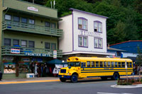 Juneau, Alaska, EUA .. Regals Frontier i diamants tanzanita Internacionals. Diferents botigues i magatzems en Juneau. South Street Franklin. Groc Salmon Bake autobús. Alaska. Juneau és no només la capital d'Alaska, però un dels llocs més impressionants escènicament en els tours de creuers d'Alaska. Situat a la península i envoltat de muntanyes esculpides pel canal de Gastineau, Juneau és l'epítom d'un paradís natural.