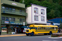 Juneau, Alaska, EE.UU.. Regalos Frontier y diamantes Tanzanita Internacionales. Diferents tiendas y almacenes en Juneau. South Street Franklin. Amarillo Salmon Bake autobús. Alaska. Juneau es no sólo la capital de Alaska, pero uno de los lugares más impresionantes escénicamente en los tours de cruceros de Alaska. Situado en la península y rodeado de montañas esculpidas por el canal de Gastineau, Juneau es el epítome de un paraíso natural.