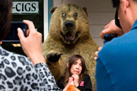 Juneau, Alaska, EE.UU.. Tiendas en el Downtown. Miedo. Turistas asiáticos fotografiando a su hija junto a un oso de peluche. Calle S Franklin. Shirt Company Alaska. Alaska, EE.UU.. La ciudad y el municipio de Juneau es la capital de Alaska. Es un municipio unificado situado en el canal inglés en el panhandle de Alaska, y es la segunda ciudad más grande de Estados Unidos por área. Juneau es la capital de Alaska desde 1906, cuando el gobierno de lo que entonces era el Distrito de Alaska fue trasladado de Sitka según lo dictado por el Congreso estadounidense en 1900.