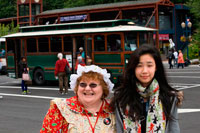 Juneau, Alaska, EE.UU.. Vestidos como indios para tomar la fotografía. Juneau, Alaska. EE.UU.. Carro antiguo. Las personas que reciben en el trolebús cerca de Mt Roberts Tranvía en centro de la ciudad de Juneau, Alaska, Estados Unidos. Ciudad y Glaciar Información | $ 35.00 | 2,5 horas | Por autocar. Disfrute de un recorrido narrado ciudad con uno de nuestros guías locales capacitados.
