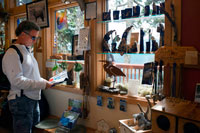 Juneau, Alaska, EE.UU.. Tienda de Centro de la Naturaleza de regalos. Mount Roberts Tranvía. Juneau, Alaska. EE.UU.. El centro de la naturaleza, un favorito local por encima del ajetreo y el bullicio del centro de Juneau cima del Monte Roberts tranvía.