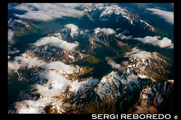 Vista aérea de la Cordillera de la Costa y de los glaciares al norte de Juneau, Alaska suroriental. Juneau tiene un número asombroso de montañas y cordilleras totalmente accesibles. Este sitio se concentrará en cuatro o cinco de los más populares. Todos toman alrededor de 7-8 horas para subir y volver a un ritmo moderado. Los interesados en nuevas subidas lo desea, puede ponerse en contacto con el Club Alpino Juneau. Una variedad de fotografías de sus diversas alzas se publican en el sitio del club. Estos senderos no deben ser juzgados por los tímidos. Monte Juneau, Jumbo y McGinnis tienen varias zonas escarpadas. Todos requieren resistencia y cuidado. Tome mucha agua, alimentos energéticos, y varias capas de ropa (desde la parte superior puede ser ventoso y frío). Consulta el tiempo y llevar ropa de lluvia, si hay alguna posibilidad de lluvia. Hágale saber a alguien a dónde va y cuándo espera que usted regrese. Se recomienda encarecidamente una guía (o al menos alguien familiarizado con los senderos). Las vistas son espectaculares y vale la pena el esfuerzo.