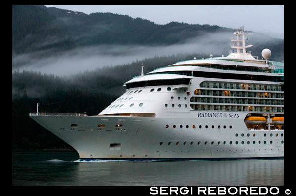 Radiance of the Seas, vela prop del moll Sud Franklin, Juneau, Alaska. Resplendor de Royal Caribbean International of the Seas va sortir del dic sec després d'una renovació de 21 dies. El treball és part de $ 70 milions programa de millora Advantage Reial de la línia que està fent millores a cinc vaixells aquest any. L'actualització afegeix a la nau nous restaurants, entreteniment, la programació i la tecnologia dels nens introduït en els vaixells de la classe Oasi de la línia. Aquesta Resplendor de l'estiu dels mars espelmes altern, de set nits cap al sud i cap al nord abans d'itineraris Alaska reposicionament de la seva primera temporada d'hivern a Austràlia i Nova Zelanda. Entre les addicions és el Royal Babies i Tots Nursery dissenyats per a nens, de 6 a 36 mesos d'edat. També afegeixen eren 12 nous allotjaments, entre ells tres cabines individuals. Millores tecnològiques inclouen Wi-Fi a tota la disponibilitat dels vaixells i de pantalla plana televisors interactius en tots els camarots.