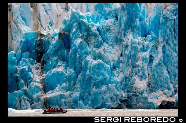 Safari Endeavour passatgers de creuers en un pot inflable davant de vedells Dawes glacera al fiord de braç de Endicott de Tracy Arm en Fords Terror desert, Sud-est, Alaska. Fiords-Cliff parets tallades a la part continental de muntanya són de barril avui com vostè es llisca lentament en una àrea àmpliament aclamat com el més bell a Alaska. Amb Àrees Silvestres més designats que qualsevol estat de la nació, la més fina inclouen Endicott Braç i Terror de Ford, una ria d'aigües cristal·lines i fiord. Explorar aquest majestuós fiord en caiac o pot, una oportunitat única de fet. Veure les muntanyes cobertes de gel escarpats lluents dalt i una glacera que s'aturi de manera activa en el fiord ple de gel del braç d'Endicott. Torra el viatge amb una festiva sopar de comiat, i abans d'entregar, als seus caps d'expedició comparteixen un "diari de fotos" del seu viatge junts.