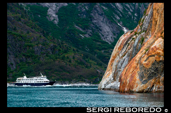 Formació de roca a Endicott Braç en el Dia de la glacera d'Alaska de la petita nau Mist Cove a Alaska. Safari Endeavour creuers en Fords Terror, braç de Endicott, Bosc Nacional de Tongass, Alaska, EUA .. L'Estat nombre 49, el més gran dels EUA, és perfecte per als creuers, amb nombroses oportunitats per apreciar la seva gran bellesa natural. Navegui al llarg del pas interior per visitar les immenses formacions de gel de Glacier Bay i estret gelat, així ports populars com Ketchikan, Skagway i Juneau, l'única capital de l'estat nord-americà que no és accessible en cotxe. O viatjar més al nord de la península de Kenai i prop de Anchorage, un punt de partida fos perfecte per cruisetours a Denali, Fairbanks i Yukon del Canadà. Potser vostè veurà un ós!