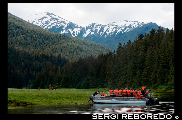 Safari Endeavour passatgers de creuers en un pot inflable en Paisatge Cove, Thomas Bay, Petersburg, Alaska sud-oriental. Thomas Bay es troba al sud-est d'Alaska. Es troba al nord-est de Sant Petersburg, Alaska i els desguassos Baird Glacera a la badia. Thomas Bay també és coneguda com "La badia de la mort" a causa d'un lliscament de terres en 1750. També ha guanyat el nom de "País del Diable", quan en 1900 diverses persones van afirmar tenir criatures diable vist a la zona. Thomas Bay és coneguda per ser rica en or i quars. La fauna té ants, óssos bruns, óssos negres, llops, esquirols, conills i altres criatures d'Alaska comuns. La terra s'ha utilitzat per al registre. Charlie va dir haver arribat a Thomas Bay, però no va poder trobar la mitja lluna en forma de llac. En el seu lloc, va passar algun temps fos una 'S' en forma de llac (en realitat anomenat Ess Lake). Va afirmar que l'àrea que envolta semblava estranyament buit de vida. No hi havia esquirols, ni ocells, etc. Voler per orientar després va trobar a la seva gran tros de quars, va pujar al cim d'un turó. Des d'allà podia detectar so de Frederick, Cap de la Llum recta, el punt de Vanderput Spit (Punt Vanderput) i Sukhoi Illa de la boca de Wrangell Narrows. Darrere de la cresta, Charlie finalment va descobrir el llac en forma de mitja lluna, que és on la glacera Patterson converteix en un llac que es converteix en riu Patterson.