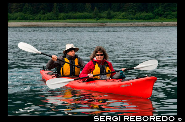 Kayak en estrecho helado. Parque Nacional Glacier Bay adn Preserve. Isla Chichagof. Juneau. El sudeste de Alaska. Hoy es el día final de la exploración. Establezca su curso para posiblemente las aguas de ballenas más ricos en el sudeste de Alaska. Mantenga el reloj para el golpe revelador de las ballenas jorobadas que usted friega las aguas ricas en nutrientes en busca de ballenas, delfines, leones marinos, y otros animales salvajes. Únete al capitán en el puente o ir en cubierta con su Líder de Expedición. Por la tarde, la caída de las lanchas y kayaks para una inspección más cercana de la costa a distancia con los ojos fijados en la costa de posibles avistamientos de osos. Esta noche, disfrutar de la soledad mientras se relaja en la bañera de hidromasaje cubierta superior o disfrutar de una copa con sus compañeros de yachtmates en el salón.