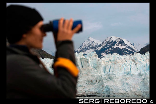 Crew con prismáticos en crucero Safari Endeavour en el glaciar de Margerie y el Monte Fairweather en Glacier Bay Parque Nacional de Alaska EE.UU.. Tarr entrada en el Parque Nacional Glacier Bay. Margerie glaciar es una 21 millas de largo (34 km) marea glaciar agua en Glacier Bay en Alaska y es parte del Parque Nacional y Reserva Glacier Bay. Se inicia en la ladera sur del monte Root, en la frontera de Alaska-Canadá en la Cordillera Fairweather, y fluye sureste y noreste de Tarr Inlet. Fue nombrado para el famoso geógrafo y geólogo francés Emmanuel de Margerie (1862-1953), quien visitó el Glacier Bay en 1913. Es una parte integral de la Bahía de los Glaciares, declarado Monumento Nacional el 26 de febrero de 1925, un Parque Nacional y Vida Salvaje Preservar el 2 de diciembre de 1980, la UNESCO declaró una Reserva Mundial de la Biosfera en 1986 y Patrimonio de la Humanidad en 1992. Mientras que la mayoría de la marea y los glaciares terrestres en el Parque se declaró ser el adelgazamiento y el retroceso en los últimos décadas, Margerie glaciar se dice que es estable y el glaciar de Johns Hopkins se dice que es el avance, en la cara oriental de la Cordillera Fairweather.