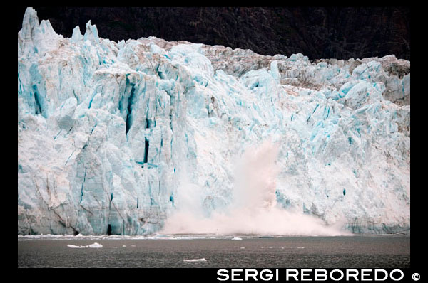 El glaciar de Margerie y el Monte Fairweather en Glacier Bay Parque Nacional de Alaska EE.UU.. Tarr entrada en el Parque Nacional Glacier Bay. Margerie glaciar es una 21 millas de largo (34 km) marea glaciar agua en Glacier Bay en Alaska y es parte del Parque Nacional y Reserva Glacier Bay. Se inicia en la ladera sur del monte Root, en la frontera de Alaska-Canadá en la Cordillera Fairweather, y fluye sureste y noreste de Tarr Inlet. Fue nombrado para el famoso geógrafo y geólogo francés Emmanuel de Margerie (1862-1953), quien visitó el Glacier Bay en 1913. Es una parte integral de la Bahía de los Glaciares, declarado Monumento Nacional el 26 de febrero de 1925, un Parque Nacional y Vida Salvaje Preservar el 2 de diciembre de 1980, la UNESCO declaró una Reserva Mundial de la Biosfera en 1986 y Patrimonio de la Humanidad en 1992. Mientras que la mayoría de la marea y los glaciares terrestres en el Parque se declaró ser el adelgazamiento y el retroceso en los últimos décadas, Margerie glaciar se dice que es estable y el glaciar de Johns Hopkins se dice que es el avance, en la cara oriental de la Cordillera Fairweather.