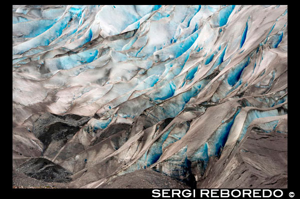 Reid glacera - Parc Nacional Glacier Bay, Alaska. Els patrons de gel i neu a la glacera de Reid al Parc Nacional Glacier Bay, Alaska. Reid glacera és una glacera de 11 milles de llarg (18 km) a l'estat d'Alaska. Tendències cap al nord a Reid entrada al Parc Nacional i Reserva Glacier Bay, dues milles (3 km) al sud de la Badia de les Glaceres i 72 milles (116 km) al nord-oest de Hoonah. Va ser nomenat pels membres de l'Expedició Harriman Alaska per Harry Reid Fielding.