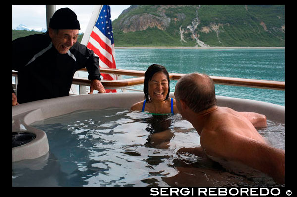 Los pasajeros disfrutan de jacuzzi en crucero Safari Endeavour anchgored Cove Paisaje Thomas Bay Tongass National Forest Alaska EE.UU.. Grandes árboles, grandes pájaros, peces grandes, grandes osos, inmensos picos envueltos en grandes glaciares que se desprenden en bahías donde las grandes ballenas del canalón: Este es el sudeste de Alaska, lengua de territorio del Estado. Separa norte de la Columbia británica desde el Pacífico abierto con una cadena de brumosas montañas, fiordos de patas y un rompecabezas de más de un millar de islas. Conocido como el archipiélago de Alexander, las islas ayudan a explicar cómo una región menos de 500 millas (800 kilómetros) de largo pueden tener 18.000 millas (29.000 kilometros) de costa (casi todas salvaje, mientras que el tramo más largo de la costa sin desarrollar en los estados contiguos es 30 millas (50 kilometros), más de 10.000 estuarios y 13,750 millas de ríos (22.130 kilometros) que los peces de acogida oceangoing. Alrededor del 5 por ciento del sudeste de Alaska es propiedad de tribus nativas o el estado. Otro 12,5 por ciento conforma el Parque Nacional Glacier Bay y Reserva . Todo el resto, 16,8 millones de hectáreas (6,8 millones de hectáreas) -es el Bosque Nacional Tongass.