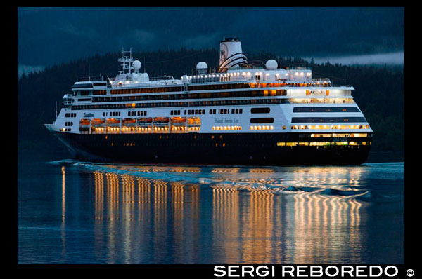 Zaandam, vela cerca del muelle Sur Franklin, en la noche, Juneau, Alaska. Diseñado para llevar a un menor número de clientes mientras que proporciona más espacio para el máximo confort, ms Zaandam es un premio en la categoría de buques de tamaño medio. Ofreciendo amplias zonas comunes y habitaciones lujosas, muchos camarotes tienen terrazas privadas. El musical de temática Zaandam ofrece una atmósfera única a bordo. Inspirado por la gran música del mundo, artefactos y recuerdos de una variedad de géneros musicales decoran la nave. Usted encontrará instrumentos musicales como el saxofón de Bill Clinton y guitarras firmadas de Queen, Iggy Pop, Eric Clapton y los Rolling Stones utilizados como objetos de arte de todo el buque. En el corazón de Zaandam, en un altísimo atrio de tres pisos: un estilo barroco órgano de tubos holandesa, inspirada en los organillos tradicionales que todavía se encuentran en las calles de los Países Bajos. Disfrute de un recorrido autoguiado iPod a bordo de la colección completa de arte Zaandam.