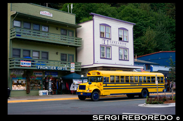 Regalos Frontier y diamantes Tanzanita Internacionales. Diferents tiendas y almacenes en Juneau. South Street Franklin. Amarillo Salmon Bake autobús. Alaska. Juneau es no sólo la capital de Alaska, pero uno de los lugares más impresionantes escénicamente en los tours de cruceros de Alaska. Situado en la península y rodeado de montañas esculpidas por el canal de Gastineau, Juneau es el epítome de un paraíso natural. Y qué mejor manera de presentar la belleza de la naturaleza a su especial alguien en un crucero por Alaska que con la joyería fina de diamantes más grande Internacional, joyería libre de impuestos en el mundo. Visita a cabo Diamantes South Franklin Street Internacionales y Tanzanita Internacionales tiendas, mientras que en el puerto de Ketchikan y descubrir nuestro mundo de lujo, valor y confianza.