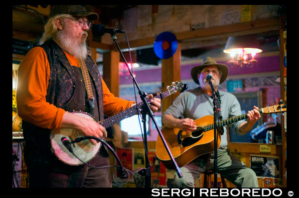 Alaskan Hotel and Bar. La música country en vivo. El Alaskan Hotel es el mejor conservado y más antiguo del hotel operativo en el sudeste de Alaska. El Alaskan Hotel fue construido en 1913 por cuatro hombres en seis meses. El hotel fue construido en el estilo victoriano tardío "Queen Anne", como se puede ver por las ventanas del travesaño y venda en el frente. El Alaska es de lejos el hotel más económico y céntrico en Juneau. Hay muchos lugares para experimentar en Juneau mayoría son gratis. Eventos locales dan sabor a la vida aquí y muchos incluyendo Folk Fest y Celebración están muy atendidos por gente de todo el país. Nuestro turno histórico de la barra de siglo es un centro local de la actividad durante todo el año. El hotel de alaska es el ganador del premio al mejor hotel del lector del periódico local para "Mejor Música en Vivo".