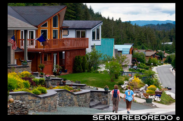 Cases de fusta moderns en una zona residencial de la zona de Douglas, Juneau. ALASKA, EUA .. L'àrea de Juneau Douglas es troba a Douglas Island i està vinculada al centre de Juneau per un pont. Trobareu que moltes d'aquestes cases a la venda a Douglas, AK tenen excel·lents vistes de la zona centre de la ciutat, la Muntanya Juneau, Mount Roberts i amunt i avall del Canal Gastineau. Douglas va començar la seva vida com una comunitat minera i va ser una vegada una ciutat per si mateix, rivalitzant Juneau. Després de la mina es va esfondrar, en la primera part del segle passat, una disminució gradual de la població va començar i en la dècada de 1970, la comunitat va decidir fusionar amb la ciutat de Juneau. Ara es tracta d'una zona residencial, a 10 minuts del centre.