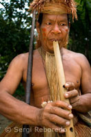 Poblat yagua. Una de les aficions d'aquesta tribu és la de cantar i ballar. Entre els instruments musicals disposen de flautes, tambors i maraques.