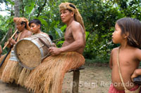 Poblado yagua. Una de las aficiones de esta tribu es la de cantar y bailar. Entre los instrumentos musicales disponen de flautas, tambores y maracas. 