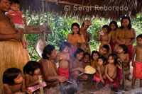 Yagua town. Portrait of twenty people that make up this coastal settlement. PEBA-YAGUA FAMILY Little is known about the origins of this language family. At first there were four known languages ??in this group: peba, masamae, yameo and yawa. The language Peba was located in the vicinity of the Peruvian-Brazilian border, in Chichita river, left tributary of the Amazon, between the Napo and ICA / Putumayo. The masamae was spoken in the river Mazán. In the third language, yameo, not have many records. In any case, during the mid-twentieth century they became extinct. Today, the only language of the linguistic family Peba - Yagua spoken is still yagua (Yawa).