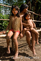 Poblat yagua. Unes nenes posen davant la càmera.